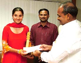 Tennis sensation Sania Mirza receives a cheque of Rs 20 lakh from Andhra Pradesh Chief Minister YSR Reddy