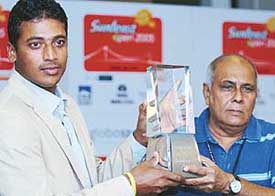 Mahesh Bhupathi  and Joydeep Mukherjee, Director of the Sunfeast 2005 tennis tournament, hold the winner's trophy during a press conference in Kolkata