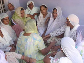 Wailing family members of deceased soilder Bhupinder Singh.