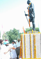 Punjab Chief Minister Amarinder Singh pays tributes to Mahatma Gandhi in Patiala on Sunday.