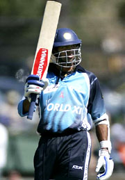 Rahul Dravid acknowledges applause of spectators after completing his half century