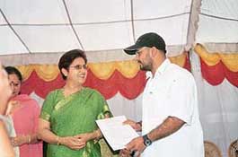 Dr Kiran Chadha, Director, International Cooperation, Ministry of Defence, giving a certificate to Mandip Gaur.   