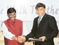 Mittal Steel chairman Lakshmi Niwas Mittal shakes hands with Chief Minister of Jharkhand Arjun Munda after signing memorandum of understanding for an investment project of Rs 400 billion ($9 billion) in a steel project in Ranchi on Saturday.