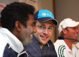 Sri Lanka�s Muttiah Muralitharan (left), New Zealand�s Daniel Vettori (centre) and Australia�s Shane Warne sit together during a press conference in Sydney on Wednesday. Australia will take on World XI in a six-day Test from on Friday.