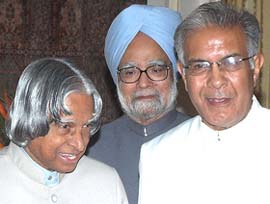President A.P.J. Abdul Kalam and Prime Minister Manmohan Singh greet new Chief Information Commissioner Wajahat Habibullah after the swearing-in ceremony at Rashtrapati Bhavan in New Delhi