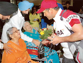 Sachin Tendulkar talks to India�s first woman pilot, Mrs Beant Kaur, and Mrs Satwant Kaur at the PCA Stadium in Mohali on Thursday