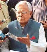 Mr Natwar Singh talks to the media outside the Prime Minister’s residence in New Delhi on Sunday
