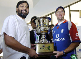 Pakistani captain Inzamam-ul-Haq and England�s stand-in captain Marcus Trescothick hold the Test series trophy during a ceremony at the Multan Cricket Stadium on Friday