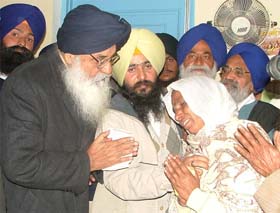 Mr Parkash Singh Badal, SAD chief, consoles mother of Sukhjinder Singh, who allegedly died in police custody, at Rayya
