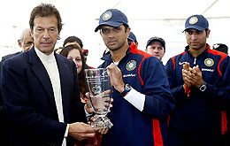 Imran Khan hands over a souvenir trophy to Rahul Dravid as V.V.S. Laxman looks on 