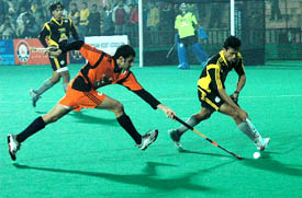 Rehan Butt of Bangalore Lions fights for the ball with Jaswinder of Chandigarh Dynamos