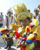 Pakistani dancers welcome a bus crossing into Pakistan at Wagah near Lahore on Tuesday