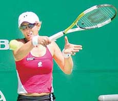 Anastassia Rodionova in action against Sybille Bammer during the Bangalore Open
