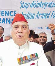 Exservicemen under the banner of Sainik Kalyan Manch demonstrating against the survey of serving Muslim soldiers, sailors and airmen of all ranks, before submitting a memorandum to the President, Dr A.P.J. Abdul Kalam, at Parliament Street in New Delhi on Wednesday.