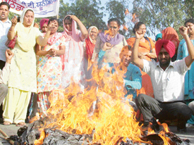 Unemployed ETT teachers burn effigies of Chief Minister Amarinder Singh and Congress President Sonia Gandhi in Bathinda on Friday.