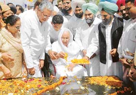 Ms Parkash Kaur, sister of freedom fighter Bhagat Singh, pays tributes at the Shaheed Bhagat Singh Memorial along with Mr Shamsher Singh Dullo, president, PPCC, at Khatkar Kalan village in Nawanshahr