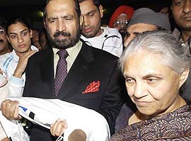 Delhi Chief Minister Sheila Dikshit and IOA President Suresh Kalmadi at the IGI airport on Tuesday night after they returned from Melbourne with the ceremonial flag of the Commonwealth Games. Delhi will host the next Commonwealth Games in 2010
