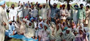 Farmers protest against the death of farmer Surmukh Singh at the Civil Hospital in Ludhiana on Thursday.
