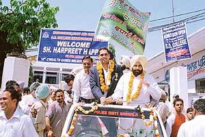 Boxer Harpreet Singh, who won a silver medal at the Melbourne Commonwealth Games, is escorted by Kewal Singh Dhillon