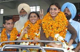 Vicky Batta (left), who won a silver medal in weightlifting, Rajbir Kaur (centre) and Manjit Kaur, who were part of the silver medal-winning 4x400m relay team at the Commonwealth Games, being welcomed in Jalandhar