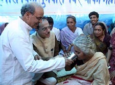 Narmada Bachao Andolan leader Medha Patkar drinks water from a glass offered by former Prime Minister VP singh on the seventh day of a hunger strike in New Delhi on Tuesday as Minister for Water Resources Saifuddin Soz