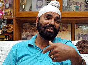 Former national hockey coach Rajinder Singh briefs mediapersons at his residence in Jalandhar on Tuesday