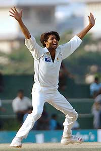 Pakistan bowler Mohammad Asif successfully appeals for a LBW decision against Sri Lankan batsman Farveez Maharoof 