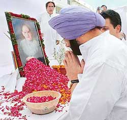 Chief Minister Amarinder Singh pays tributes to Sant Ram Singla on his first death anniversary at Samana, Patiala, on Friday. 