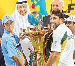 Rahul Dravid and Inzamam-ul-Haq hold the DLF Cup after the two-match series ended in a 1-1 draw at the Sheikh Zayad Cricket Stadium in Abu Dhabi on Wednesday