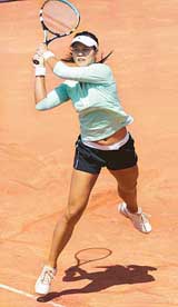 Li Na of China returns the ball to Gisela Dulko of Argentina during the quarterfinal of the Estoril Open tennis tournament in Lisbon on Friday