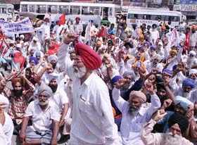 Activists of farmers� organisations raise slogans against government policies at a protest rally near the bus stand in Amritsar