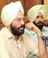 Chief Parliamentary Secretary Rana Gurmit Sodhi, accompanied by Olympian Pargat Singh, Director, Sports, Punjab, announces the names of winners of Maharaja Ranjit Singh Awards at Punjab Bhavan, Sector 3, Chandigarh, on Thursday