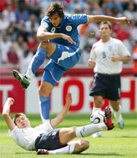 English midfielder Steven Gerrard (bottom) is challenged by Paraguayan forward Roque Santa Cruz (top) in their first-round Group-B 2006 World Cup football match at Frankfurt’s World Cup Stadium