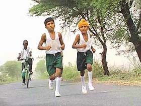 Roopinder Singh and Harinder Singh take part in a 70-km run