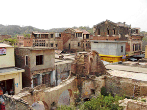The old palatial houses that were once the glory of Jajon lie in ruins.