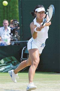 China�s Li Na plays a shot against Czech Republic�s Nicole Vaidisova during her fourth-round match in Wimbledon
