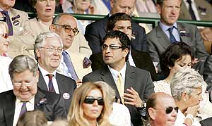 Sachin Tendulkar watches the men�s singles tennis final
