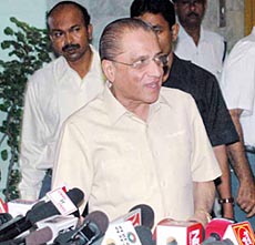 Jagmohan Dalmiya arrives to cast his vote for the Cricket Association of Bengal presidential elections in Kolkata on Sunday.