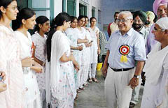 Mr H. K. Dua, Editor-in-Chief of The Tribune group of newspapers, interacts with students of Malwa College at Bondli, near Ludhiana