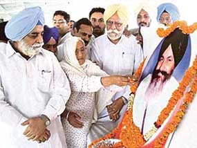 Sant Longowal�s sister Sham Kaur and Revenue Minister Jasjeet Singh Randhawa pay tributes to Sant Harchand Singh Longowal at Longowal village on Sunday.