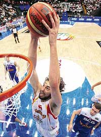 Spain�s Pau Gasol gets ready to dunk the ball during the pre-quarterfinal against Serbia & Montenegro at the World Basketball Championship in Saitama on Saturday. Spain won 87-75.