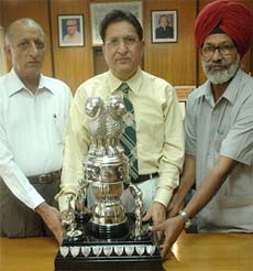 Mr R.C. Sobti, Vice-Chancellor, Panjab University, Dr D.N. Jauhar, Director, Sports Department, and Prof D.S. Toor, former Director, with the MAKA Trophy in Chandigarh