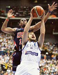 Greece�s Vasileios Spanoulis (front) goes up for a basket past Chris Paul of the US during their semifinal game at the World Basketball Championship in Saitama on Friday. 