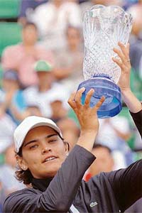 Greece�s Eleni Daniilidou holds the trophy after defeating Japan�s Ai Sugiyama in the final of the Korea Open tennis tournament in Seoul