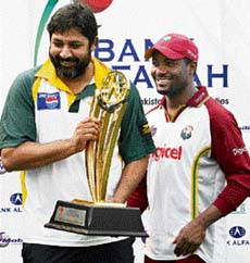 West Indies captain Brian Lara (right) and Pakistani skipper Inzamam-ul-Haq hold the trophy of the Test series during a ceremony in Lahore on Friday. 