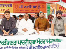 Punjab BJP chief Avinash Rai Khanna and other party leaders at a rally in Mansa on Monday.