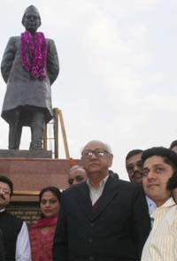 Mr R.L Bhatia, Governor, Kerala, after the unveiling a statue of Pt. Jawaharlal Nehru at Nehru Shopping Complex in Amritsar