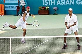 Leander Paes and Mahesh Bhupathi (right) in action during their men�s doubles seminfinal against the Philippines� Cecil Mamiit and Frederick Tanio