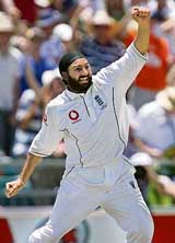 England�s Monty Panesar celebrates after taking the wicket of Australia�s Justin Langer on the first day of the third Ashes Test in Perth on Thursday