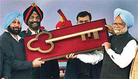 The Prime Minister, Dr Manmohan Singh, hands over the key of the Gobindgarh Fort to the Chief Minister,Capt Amarinder Singh, in Amritsar on Wednesday.